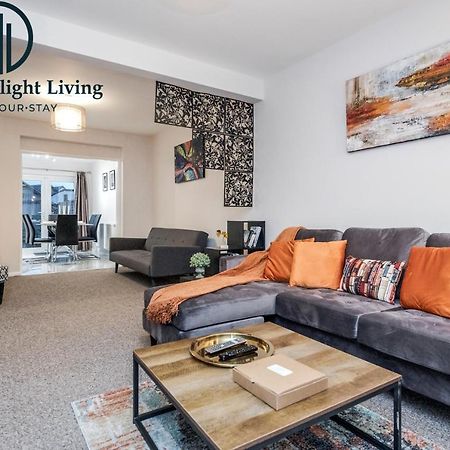 Dwellers Delight Living Ltd Serviced Accommodation Fabulous House 3 Bedroom, Hainault Prime Location ,Greater London With Parking & Wifi, 2 Bathroom, Garden Chigwell Exteriör bild