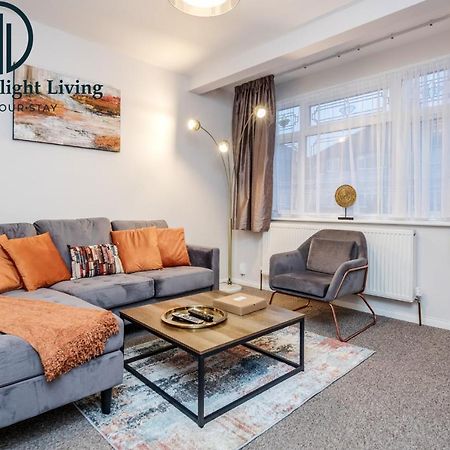 Dwellers Delight Living Ltd Serviced Accommodation Fabulous House 3 Bedroom, Hainault Prime Location ,Greater London With Parking & Wifi, 2 Bathroom, Garden Chigwell Exteriör bild
