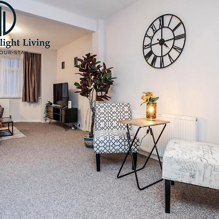 Dwellers Delight Living Ltd Serviced Accommodation Fabulous House 3 Bedroom, Hainault Prime Location ,Greater London With Parking & Wifi, 2 Bathroom, Garden Chigwell Exteriör bild