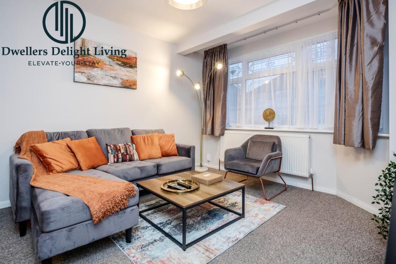 Dwellers Delight Living Ltd Serviced Accommodation Fabulous House 3 Bedroom, Hainault Prime Location ,Greater London With Parking & Wifi, 2 Bathroom, Garden Chigwell Exteriör bild