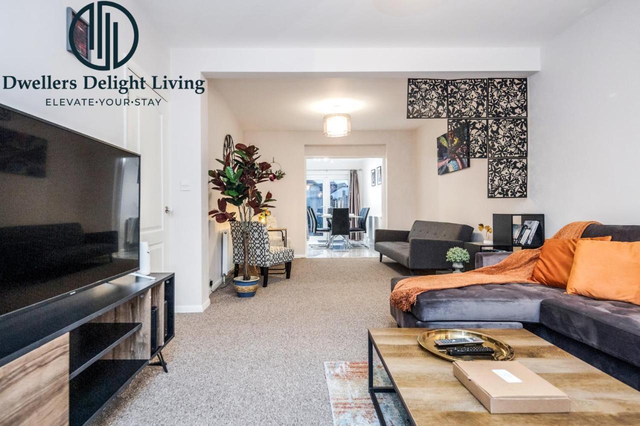 Dwellers Delight Living Ltd Serviced Accommodation Fabulous House 3 Bedroom, Hainault Prime Location ,Greater London With Parking & Wifi, 2 Bathroom, Garden Chigwell Exteriör bild
