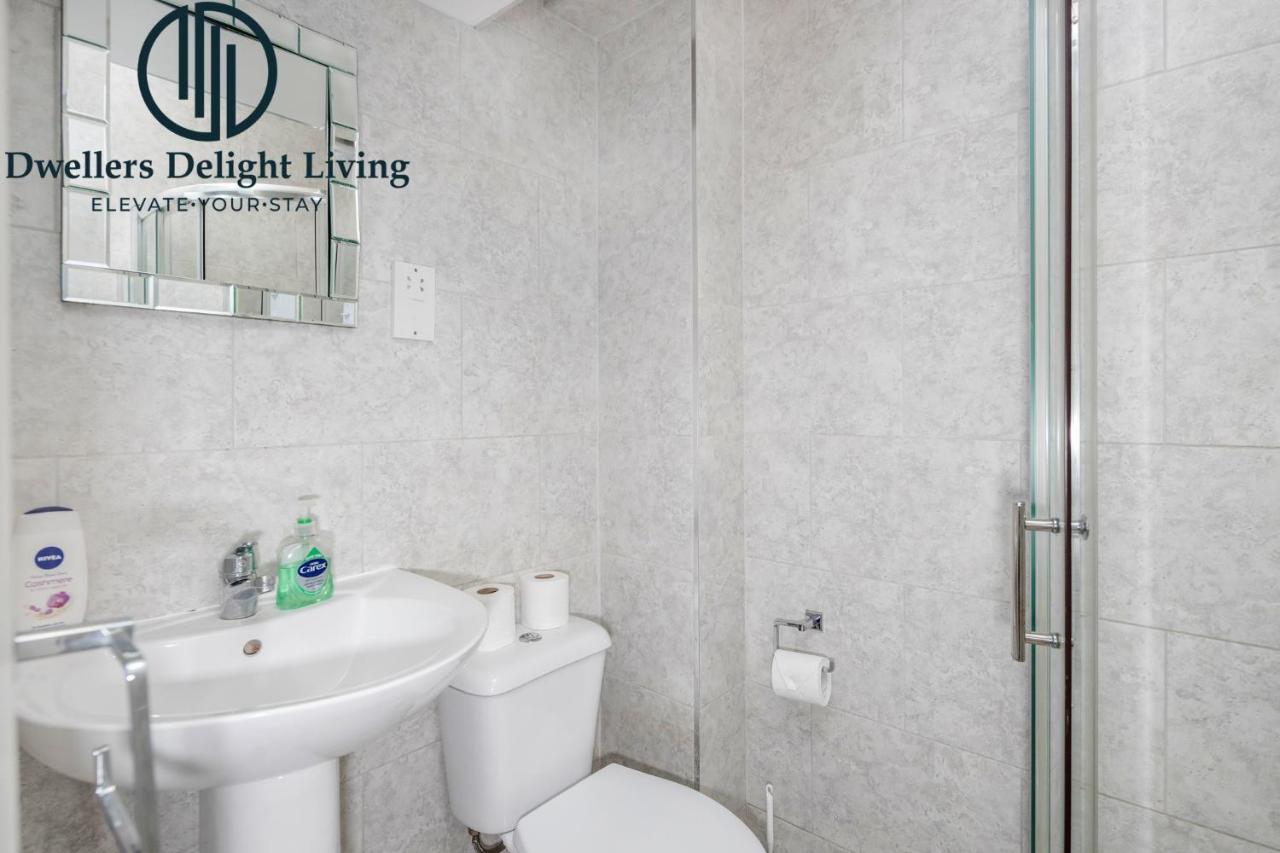 Dwellers Delight Living Ltd Serviced Accommodation Fabulous House 3 Bedroom, Hainault Prime Location ,Greater London With Parking & Wifi, 2 Bathroom, Garden Chigwell Exteriör bild