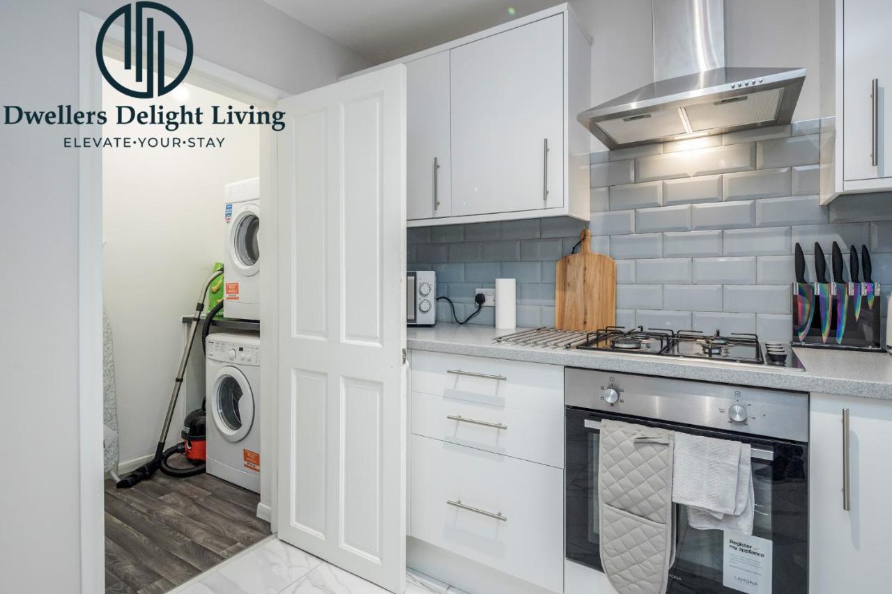 Dwellers Delight Living Ltd Serviced Accommodation Fabulous House 3 Bedroom, Hainault Prime Location ,Greater London With Parking & Wifi, 2 Bathroom, Garden Chigwell Exteriör bild