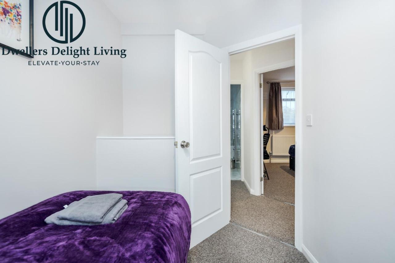 Dwellers Delight Living Ltd Serviced Accommodation Fabulous House 3 Bedroom, Hainault Prime Location ,Greater London With Parking & Wifi, 2 Bathroom, Garden Chigwell Exteriör bild