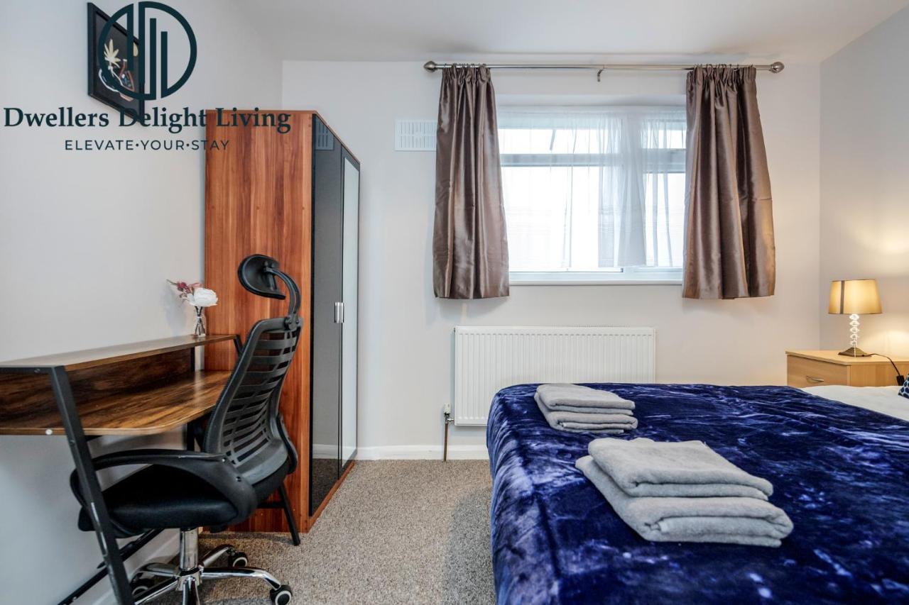 Dwellers Delight Living Ltd Serviced Accommodation Fabulous House 3 Bedroom, Hainault Prime Location ,Greater London With Parking & Wifi, 2 Bathroom, Garden Chigwell Exteriör bild