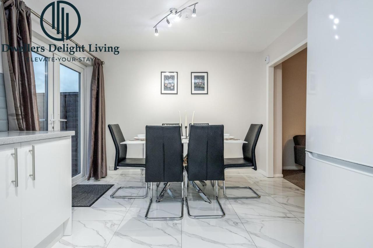 Dwellers Delight Living Ltd Serviced Accommodation Fabulous House 3 Bedroom, Hainault Prime Location ,Greater London With Parking & Wifi, 2 Bathroom, Garden Chigwell Exteriör bild