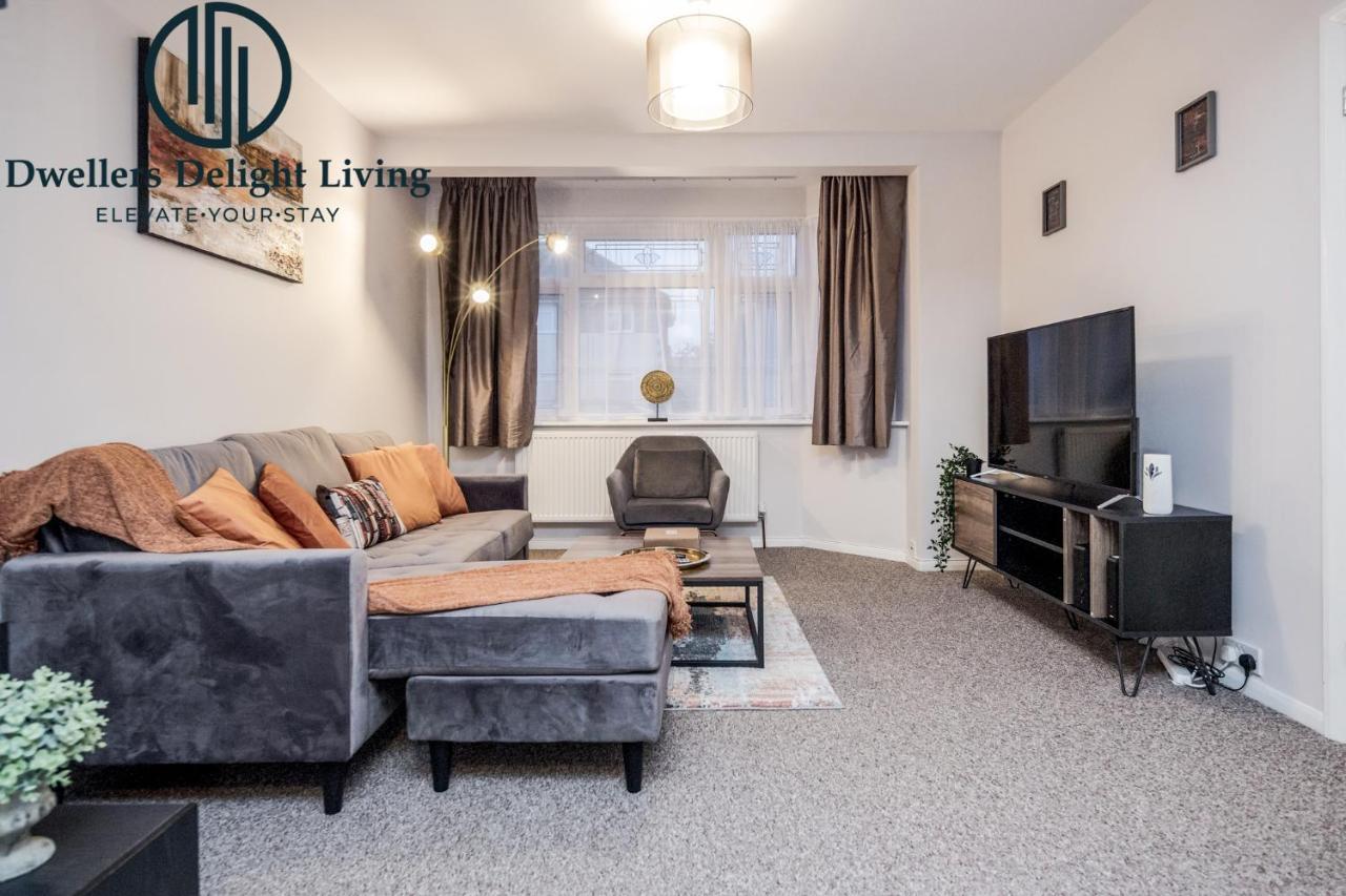 Dwellers Delight Living Ltd Serviced Accommodation Fabulous House 3 Bedroom, Hainault Prime Location ,Greater London With Parking & Wifi, 2 Bathroom, Garden Chigwell Exteriör bild