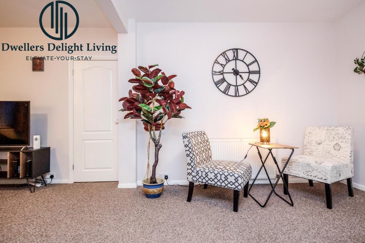 Dwellers Delight Living Ltd Serviced Accommodation Fabulous House 3 Bedroom, Hainault Prime Location ,Greater London With Parking & Wifi, 2 Bathroom, Garden Chigwell Exteriör bild