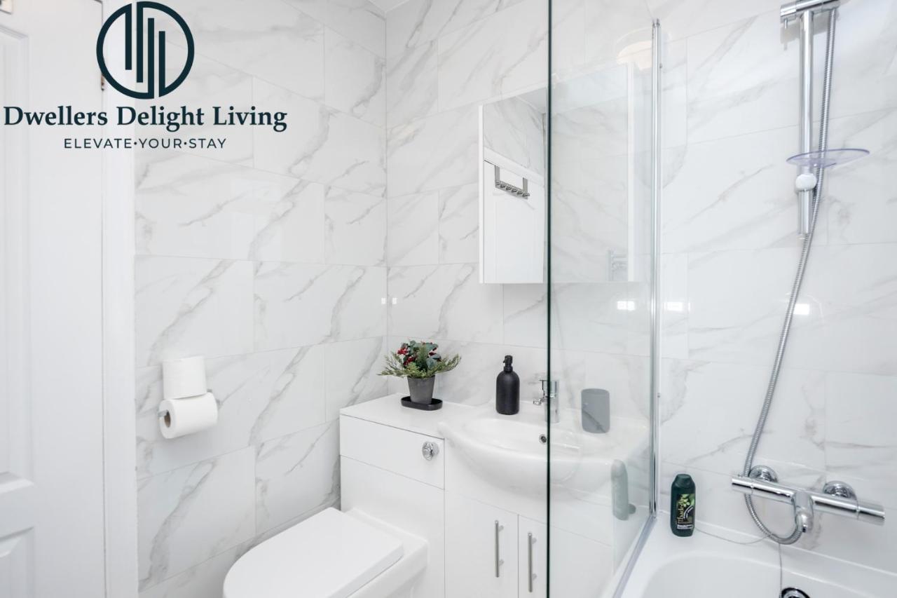 Dwellers Delight Living Ltd Serviced Accommodation Fabulous House 3 Bedroom, Hainault Prime Location ,Greater London With Parking & Wifi, 2 Bathroom, Garden Chigwell Exteriör bild