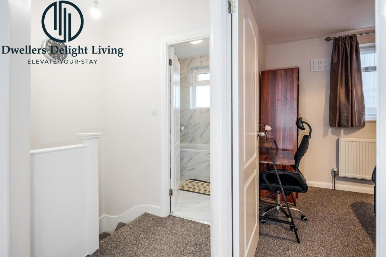 Dwellers Delight Living Ltd Serviced Accommodation Fabulous House 3 Bedroom, Hainault Prime Location ,Greater London With Parking & Wifi, 2 Bathroom, Garden Chigwell Exteriör bild