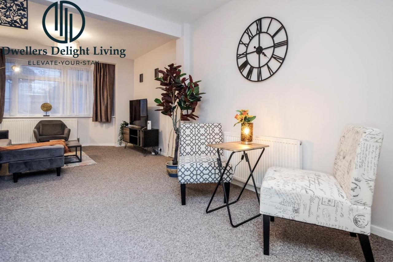 Dwellers Delight Living Ltd Serviced Accommodation Fabulous House 3 Bedroom, Hainault Prime Location ,Greater London With Parking & Wifi, 2 Bathroom, Garden Chigwell Exteriör bild
