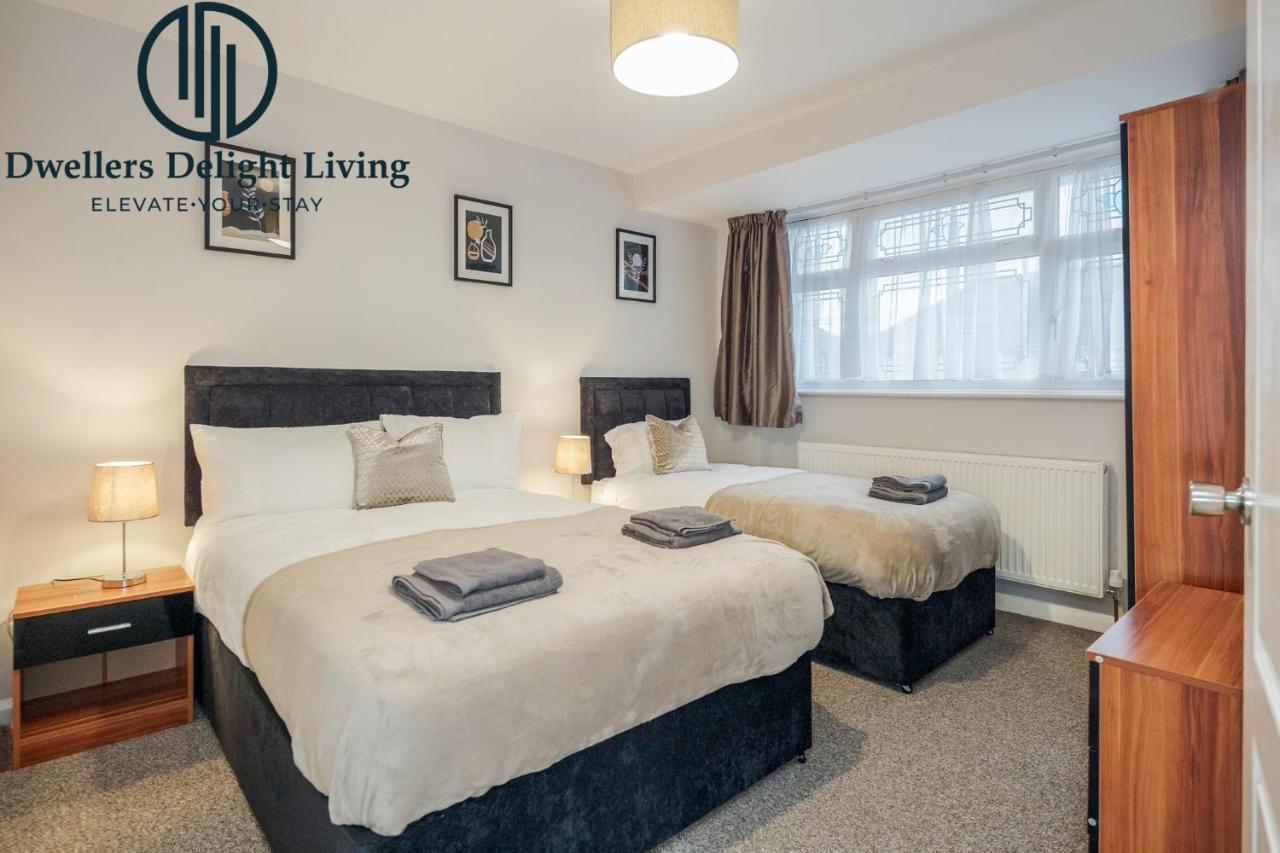 Dwellers Delight Living Ltd Serviced Accommodation Fabulous House 3 Bedroom, Hainault Prime Location ,Greater London With Parking & Wifi, 2 Bathroom, Garden Chigwell Exteriör bild