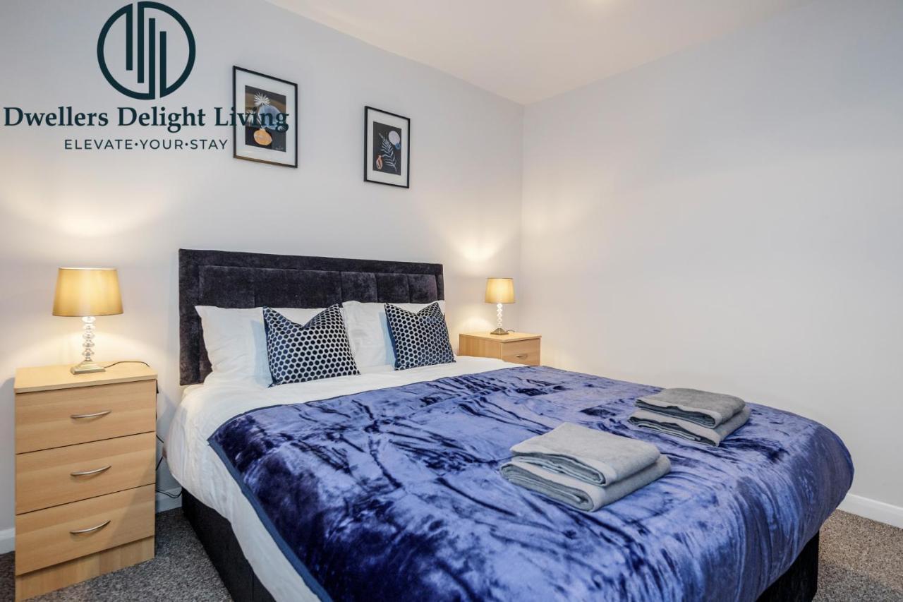 Dwellers Delight Living Ltd Serviced Accommodation Fabulous House 3 Bedroom, Hainault Prime Location ,Greater London With Parking & Wifi, 2 Bathroom, Garden Chigwell Exteriör bild