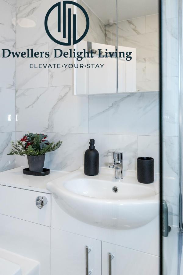 Dwellers Delight Living Ltd Serviced Accommodation Fabulous House 3 Bedroom, Hainault Prime Location ,Greater London With Parking & Wifi, 2 Bathroom, Garden Chigwell Exteriör bild