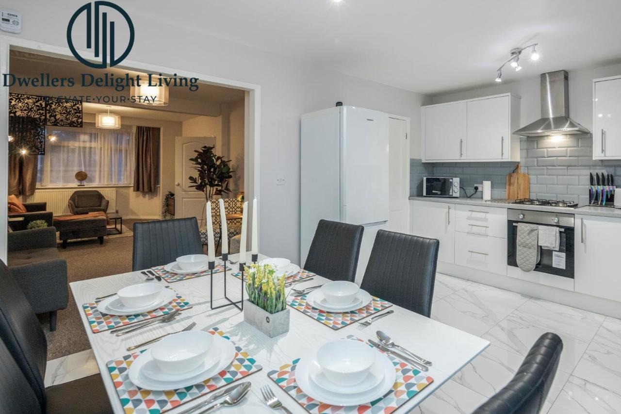 Dwellers Delight Living Ltd Serviced Accommodation Fabulous House 3 Bedroom, Hainault Prime Location ,Greater London With Parking & Wifi, 2 Bathroom, Garden Chigwell Exteriör bild
