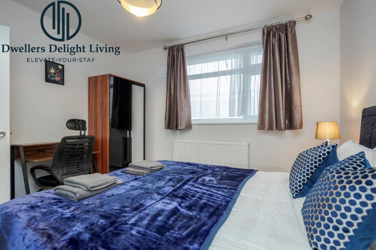 Dwellers Delight Living Ltd Serviced Accommodation Fabulous House 3 Bedroom, Hainault Prime Location ,Greater London With Parking & Wifi, 2 Bathroom, Garden Chigwell Exteriör bild