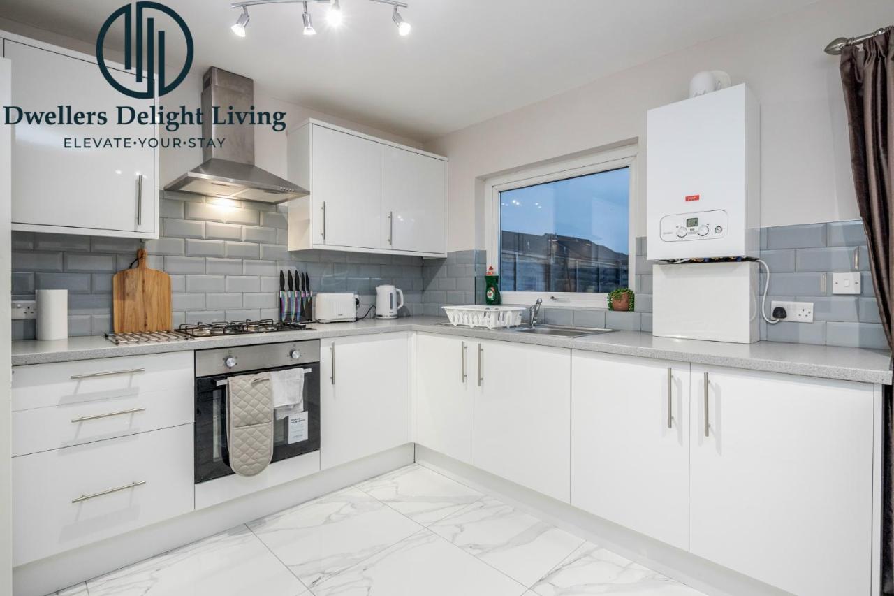 Dwellers Delight Living Ltd Serviced Accommodation Fabulous House 3 Bedroom, Hainault Prime Location ,Greater London With Parking & Wifi, 2 Bathroom, Garden Chigwell Exteriör bild