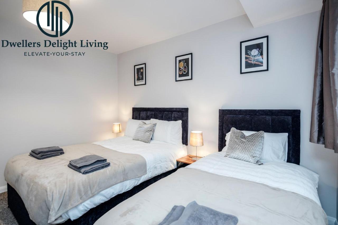 Dwellers Delight Living Ltd Serviced Accommodation Fabulous House 3 Bedroom, Hainault Prime Location ,Greater London With Parking & Wifi, 2 Bathroom, Garden Chigwell Exteriör bild