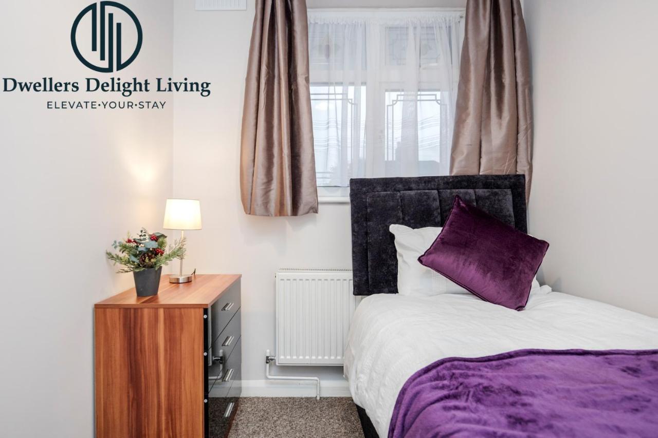 Dwellers Delight Living Ltd Serviced Accommodation Fabulous House 3 Bedroom, Hainault Prime Location ,Greater London With Parking & Wifi, 2 Bathroom, Garden Chigwell Exteriör bild