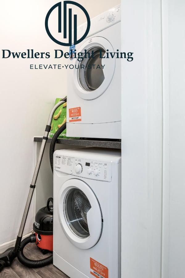 Dwellers Delight Living Ltd Serviced Accommodation Fabulous House 3 Bedroom, Hainault Prime Location ,Greater London With Parking & Wifi, 2 Bathroom, Garden Chigwell Exteriör bild