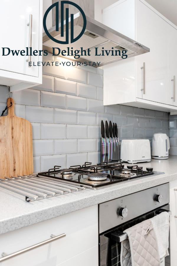 Dwellers Delight Living Ltd Serviced Accommodation Fabulous House 3 Bedroom, Hainault Prime Location ,Greater London With Parking & Wifi, 2 Bathroom, Garden Chigwell Exteriör bild