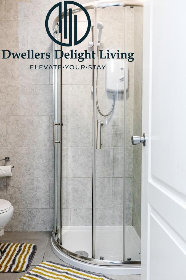 Dwellers Delight Living Ltd Serviced Accommodation Fabulous House 3 Bedroom, Hainault Prime Location ,Greater London With Parking & Wifi, 2 Bathroom, Garden Chigwell Exteriör bild